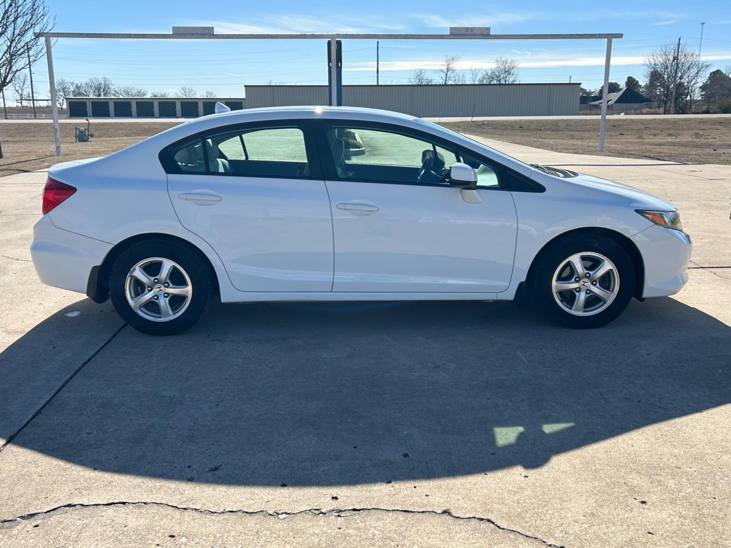 2012 White /Gray Honda Civic CNG Sedan 5-Speed AT (19XFB5F58CE) with an 1.8L L4 SOHC 16V CNG engine, 5-Speed Automatic transmission, located at 17760 Hwy 62, Morris, OK, 74445, (918) 733-4887, 35.609104, -95.877060 - 2012 HONDA CIVIC 1.8L FWD DEDICATED CNG (COMPRESSED NATURAL GAS) VEHICLE. FEATURES REMOTE KEYLESS ENTRY, POWER LOCKS, POWER WINDOWS, POWER MIRRORS, MANUEL SEATS, AM/FM RADIO, CD PLAYER, USB, AUX, BLUETOOTH FOR HANDS-FREE CALLING, 12V POWER OUTLET, CRUISE CONTROL, TRACTION CONTROL, CLOTH SEATS, 195/6 - Photo#3